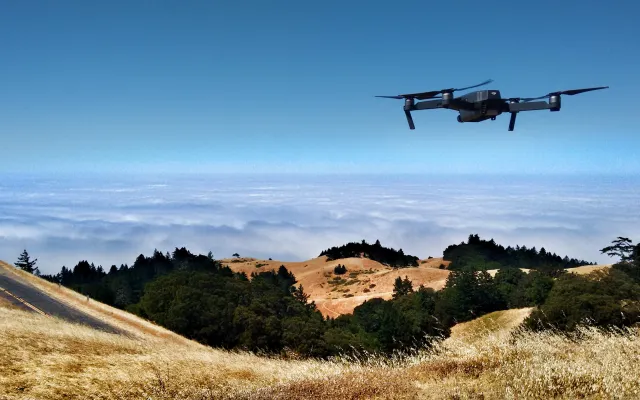 drone che vola su campi coltivati